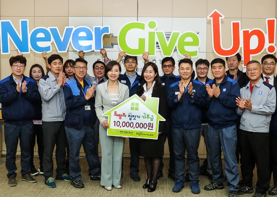 18일 한국지엠 재단이 한국지엠 부평 본사에서 황지나 사무총장(가운데 왼쪽), 한국해비타트 손미향 사무총장(가운데 오른쪽), 한국지엠 사회 봉사단이 참석한 가운데, 희망의 집 짓기 프로젝트 후원금 전달식을 갖고 저소득 무주택 12세대의 새로운 보금자리를 만들기 위한 후원금 1천만원을 전달했다. 사진=한국지엠.
