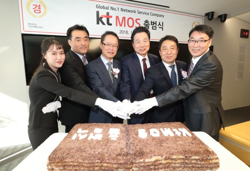 △18일 KT광화문 east 사옥에서 진행된 kt MOS 출범식에서 KT와 kt MOS 북부·남부 관계자가 기념 사진을 촬영하고 있다. / 사진=KT