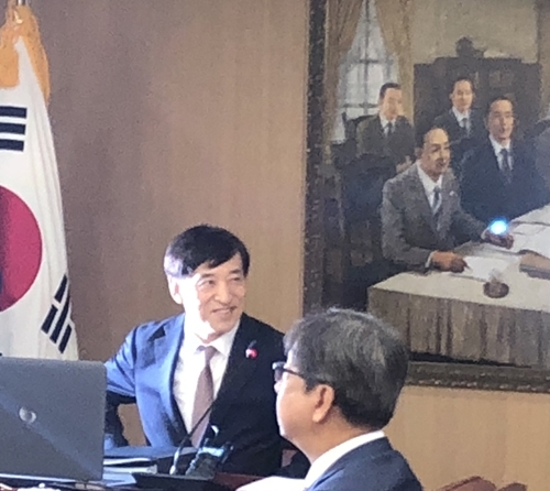 사진=한아란 기자, 18일 금통위 회의 전 이주열 총재 모습