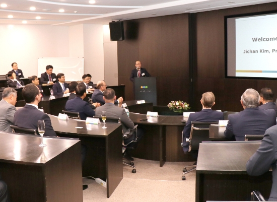 19일 김지찬 LIG넥스원 대표이사가 글로벌 방산업체 한국지사장 및 관계자들에게 환영인사를 하고 있다. 사진=LIG넥스원.