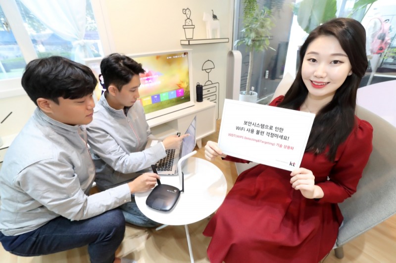 △KT 네트워크부문 직원들이 ‘WiFi WDT(WIPS Detecting & Targeting) 기술’이 적용된 KT기가 와이파이 단말을 시험하고 있는 모습