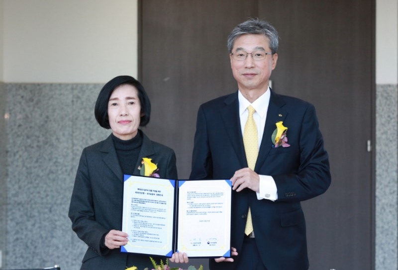 KB국민은행과 국가보훈처는 19일 일산 킨텍스에서 열린 '2018 중장기복무 제대군인 일자리박람회'에서 업무협약(MOU)을 체결했다. (왼쪽부터) 피우진 국가보훈처장, 허인 KB국민은행장. / 사진= KB국민은행