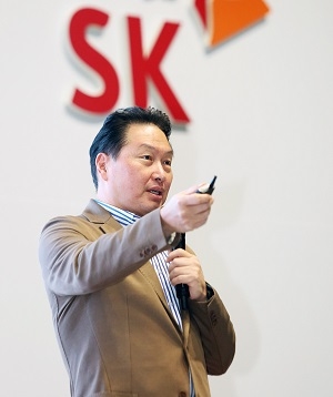 최태원 SK그룹 회장이 17~19일 제주 디아넥스 호텔에서 열린 CEO세미나에 참석해 발표하고 있다. 출처 : SK그룹.