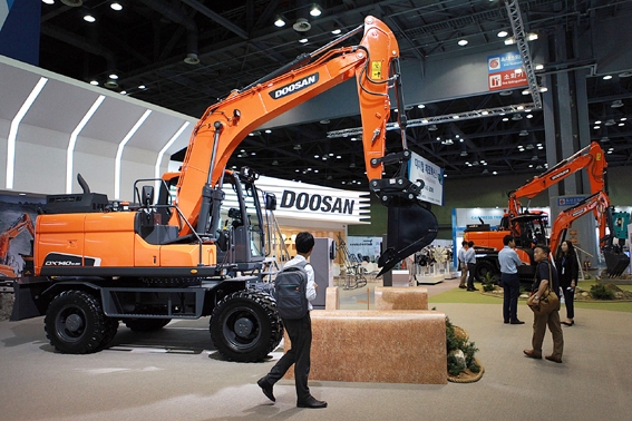 ▲ 두산인프라코어가 지난달 11일 열린 국제자동화정밀기기전에서 굴삭기용 스마트 솔루션 ‘두산 머신 가이던스’를 선보였다. 사진 = 두산인프라코어