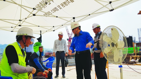 ▲ 김석준 쌍용건설 회장이 지난 여름 의정부 을지대병원 및 캠퍼스 신축공사 현장을 방문해 직원들을 격려했다. 사진 = 쌍용건설