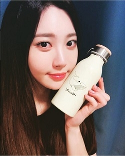 지난 9월11일 걸스데이의 유라가 울산에 기반을 둔 사회적 기업 우시산에서 생산한 텀블러를 들고 인증샷을 찍고 있다. 출처=유라 인스타그램.