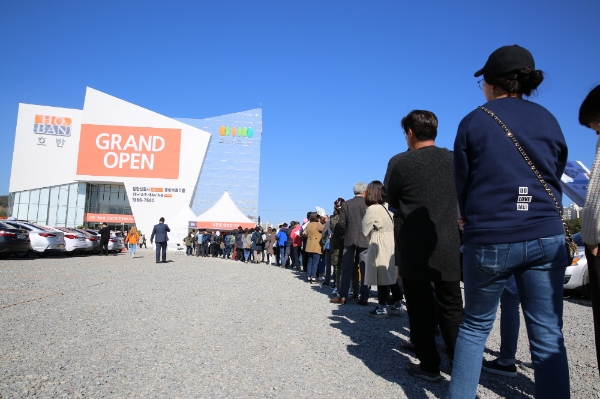 검단신도시 호반베르디움 견본주택에 개관 첫 날 8300여명이 몰렸다. 사진=호반건설.