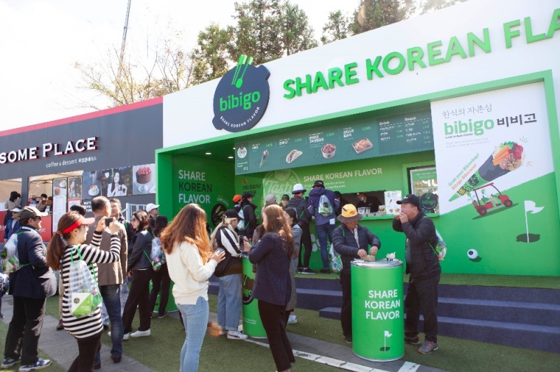 18일부터 나흘간 클럽나인브릿지(제주)에서 열린 더CJ컵 대회장에 마련된 비비고, 투썸플레이스 부스에서 갤러리들이 다양한 메뉴를 즐기고 있다. /사진제공=CJ그룹