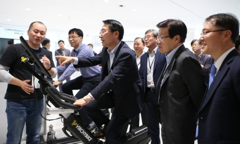 △서울 강서구 마곡 LG사이언스파크에서 열린 ‘스타트업 테크 페어’에서 노기수 LG화학 사장(왼쪽에서 세 번째)을 비롯한 LG계열사 임직원들이 스타트업 업체인 ‘컨시더씨’ 제품을 체험하고 있다. / 사진=LG