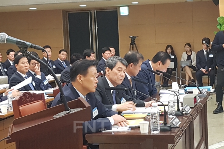 △이계문 서민금융진흥원장(왼쪽에서 첫번째)이 22일 기업은행 15층에서 열린 정무위 국정감사에 참여하고 있다./사진=전하경 기자