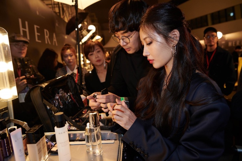 2019 봄·여름 헤라 서울패션위크에서 헤라의 스페셜 크리에이티브 디렉터로 선정된 뷰티 크리에이터 이사배 씨. /사진제공=아모레퍼시픽