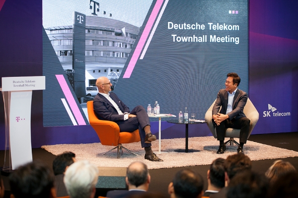 △지난 22일 SK텔레콤 을지로 본사 수펙스홀에서 박정호 사장(오른쪽)과 도이치텔레콤 팀 회트게스 회장이 SK텔레콤 임직원 약 400여명과 타운홀 미팅을 통해 ICT 현안을 공유했다.