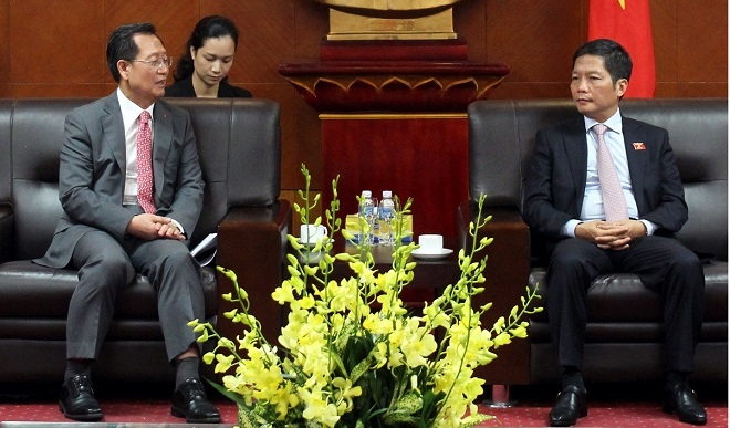 22일 김종갑 한전 사장(왼쪽)과 쩐 뚜엉 아잉 베트남 산업통상부 장관이 베트남 하노이에서 에너지사업 협력강화를 위한 면담을 가지고 있다. 출처=한전.