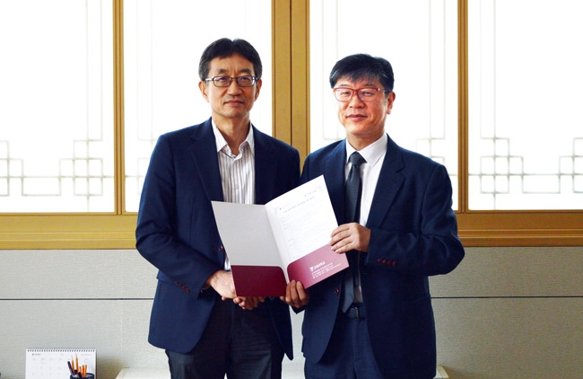 ▲사진 : 김형찬 고려대학교 민족문화연구원장(왼쪽)과 이성주 코메디닷컴 대표가 23일 서울 성북구 고려대 민족문화연구원에서 건강 의학 콘텐츠 공발개발을 위한 업무협약을 체결하고 기념촬영을 하고 있다.