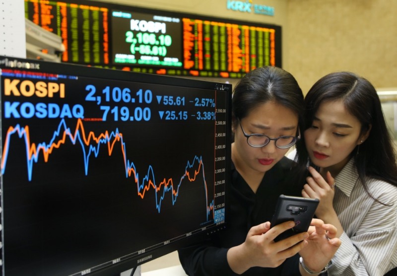 23일 코스피는 전날보다 2.57%(55.61포인트) 하락한 2106.10에 장을 마감했다. 사진=한국거래소