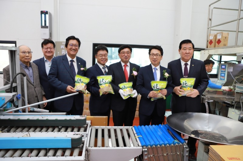 진 우측부터 여원구 농협중앙회이사, 최종환 파주시장, 이석관 조합장, 남창현 농협 경기지역본부장.