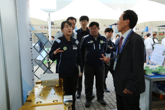23일 현대제철 당진제철소에서 열린 기술박람회를 방문한 관람객들이 부스에서 설명을 듣고 있다. 사진=현대제철.