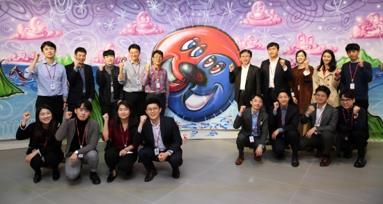 24일 김교현 롯데케미칼 사장(오른편, 뒷줄 첫번째, 태극무늬 바로 오른쪽)과 신입사원들과 함께 포즈를 취하고 있는 모습. 사진=롯데케미칼.