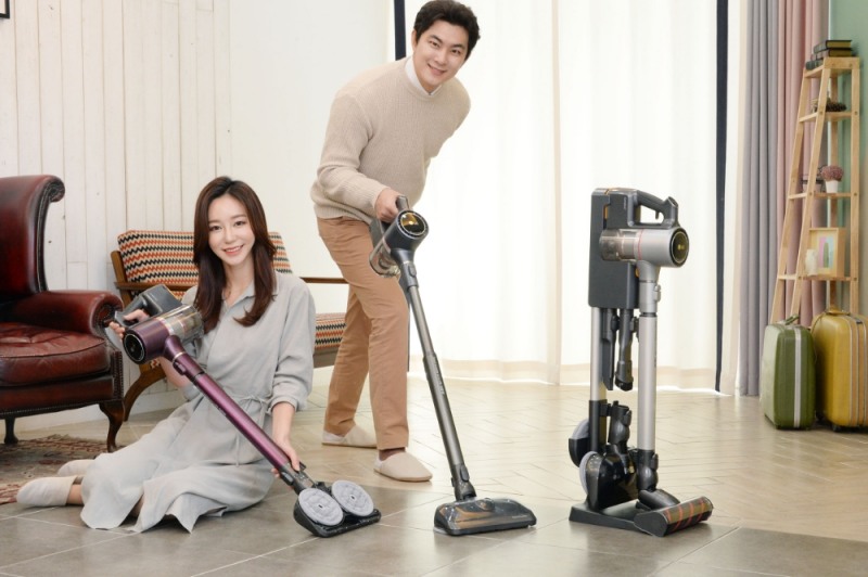 △LG전자가 물걸레 전용 흡입구 ‘파워드라이브 물걸레’를 탑재한 코드제로A9 신제품을 선보인다. LG전자 모델들이 코드제로A9 신제품을 소개하고 있다.