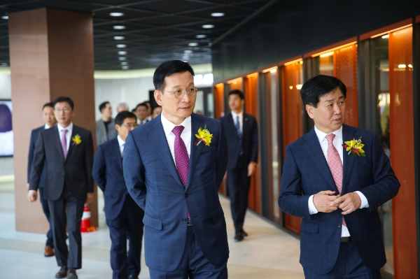 김상열 호반건설 회장(사진 가운데)이 아브뉴프랑 광명점 3호점을 둘러보고 있다. 사진=호반그룹.