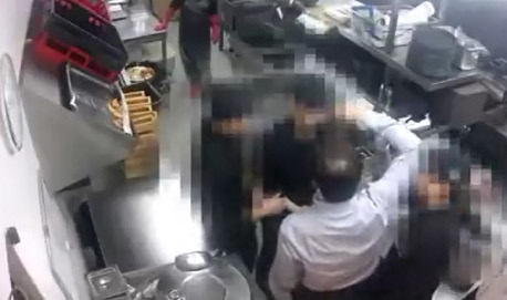 교촌치킨 임원이자 권원강 회장의 6촌 동생이 소속 직원을 폭행하는 모습이 담긴 CCTV 화면. /사진=조선비즈 영상 갈무리