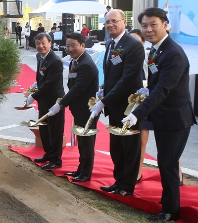 (왼쪽부터)이만우 한국바스프 스페셜티사업부문 사장, 이웅열 코오롱그룹 회장, 라이마르 얀 바스프그룹 기능성 원료사업부문 총괄 사장, 김영범 코오롱플라스틱 대표이사가 합작 공장 준공 기념으로 나무를 심고 있다.