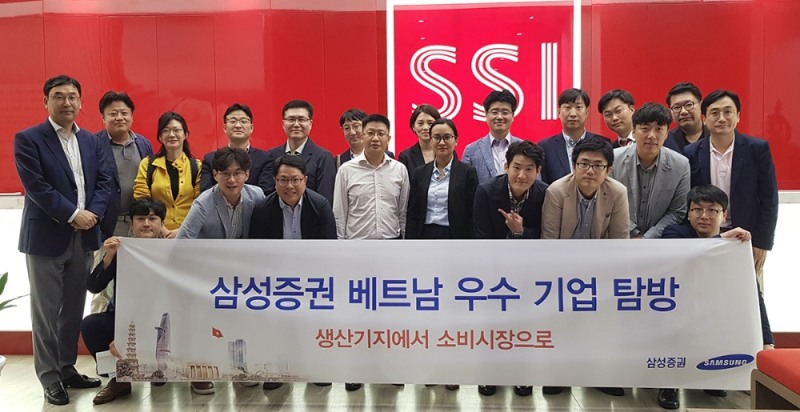 삼성증권 ‘2018년 글로벌 PB연구단’이 24일 베트남 호치민에 있는 사이공증권 본사를 찾아 기업소개와 전망을 확인했다. 응엔 주이 린 사이공증권 리테일본부장(가운데), 까오 티 응옥 꾸인 법인영업본부장, 삼성증권 PB연구단./사진=삼성증권