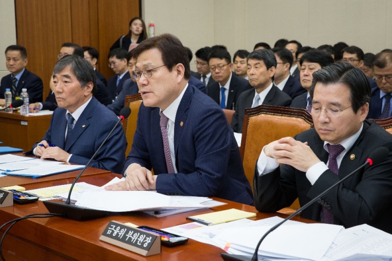 최종구 금융위원장(사진 가운데)이 26일 여의도 국회 정무위원회 종합국정감사에 출석해 의원 질문에 답변하고 있다. / 사진= 금융위원회