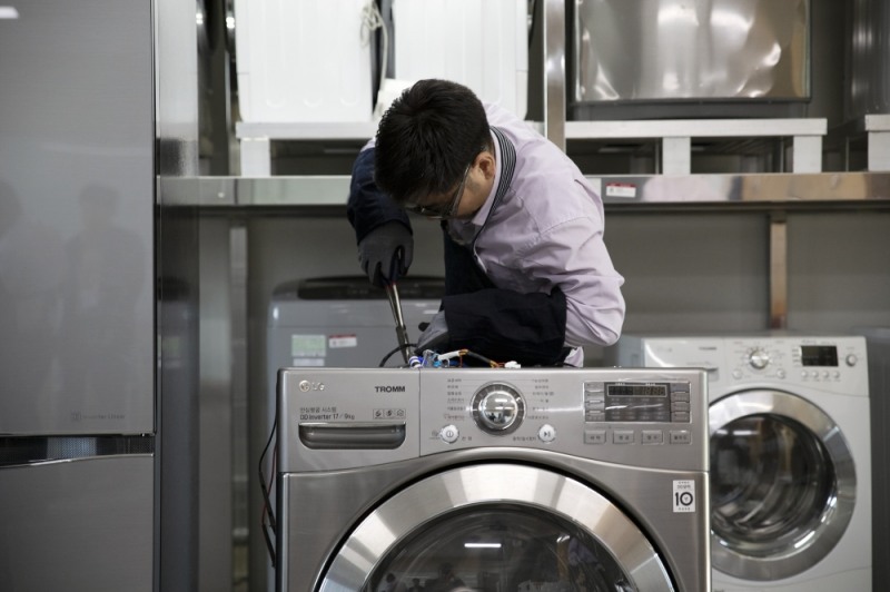 △지난 25일 경기도 평택 소재 LG전자 러닝센터에서 열린 ‘2018 한국서비스 기술올림픽'에 참가한 LG전자 서비스 엔지니어들이 수리 실력을 겨루고 있다.