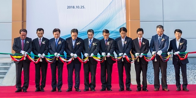 25일 한국전력공사 신영주 변전소에서 한전 김상준 신송전사업처장(왼쪽 여섯번째)과 효성중공업 송원표 전무(왼쪽 다섯번째)등 한전과 효성 관계자가 참석한 가운데 스태콤 준공기념식이 열렸다. 출처=효성중공업.