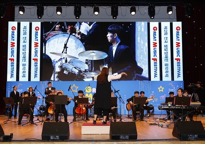 26일 SK이노베이션이 후원하는 ‘제 2회 전국 발달장애인 음악축제 Great Music Festival’행사에서 결선 무대 진출 팀들이 공연을 펼치고 있다. 제공=SK이노베이션.