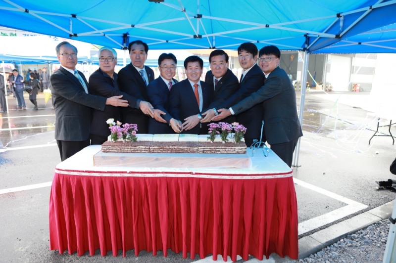 사진 우측 세 번째부터 여원구 농협중앙회이사, 이상용 조합장, 남창현 농협경기지역본장.