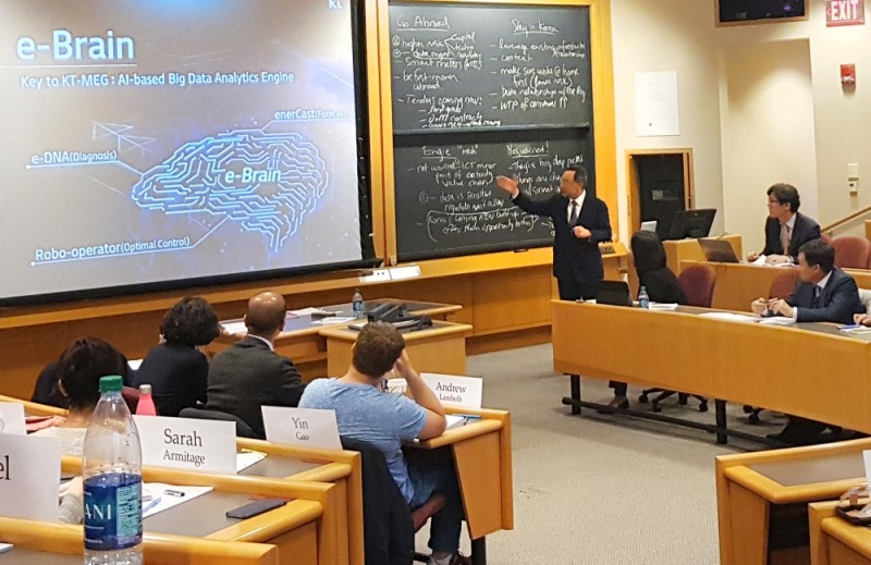 △황창규 KT 회장이 26일(현지시간) 미국 매사추세츠주 케임브리지에 위치한 하버드 비즈니스 스쿨에서 HBS 대학원생들에게 ‘KT 스마트에너지 사업’에 대해 설명하고 있다. / 사진=KT