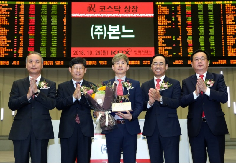 한국거래소 코스닥시장본부는 29일 서울사옥 홍보관에서 화장품 제조 및 판매업체인 본느의 코스닥시장 신규상장기념식을 개최했다. (왼쪽부터) 최규준 한국IR협의회 부회장, 정운수 한국거래소 코스닥시장본부장, 임성기 본느 대표이사, 이용배 현대차증권 대표이사, 송윤진 코스닥협회 부회장. 사진=한국거래소