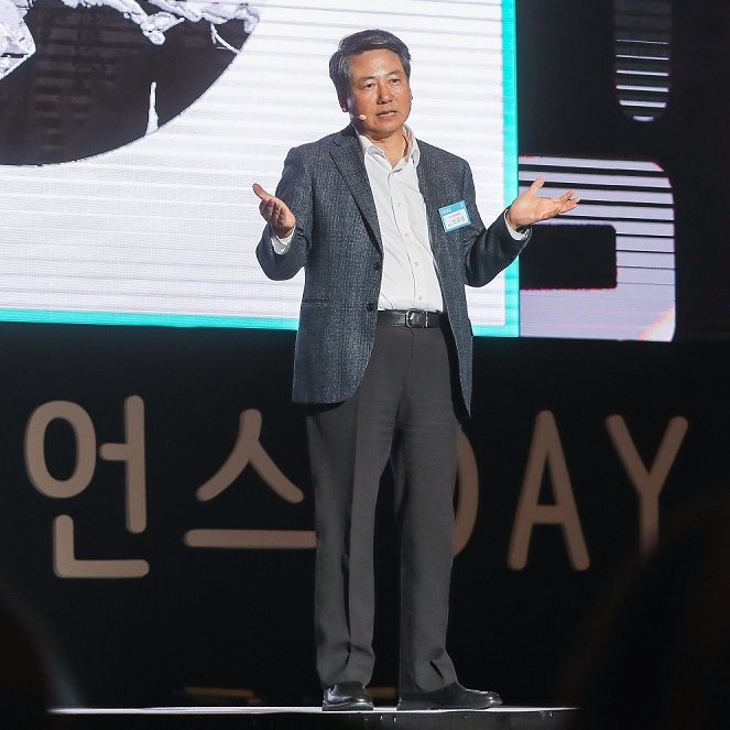 최광철 행복얼라이언스 대표 겸 SK 수펙스추구협의회 사회공헌위원장이 27일 부산 영화의전당에서 열린 '2018 행복얼라이언스 DAY - 함께해서행복해'에서 인사말을 하고 있다. 출처=SK행복나눔재단.