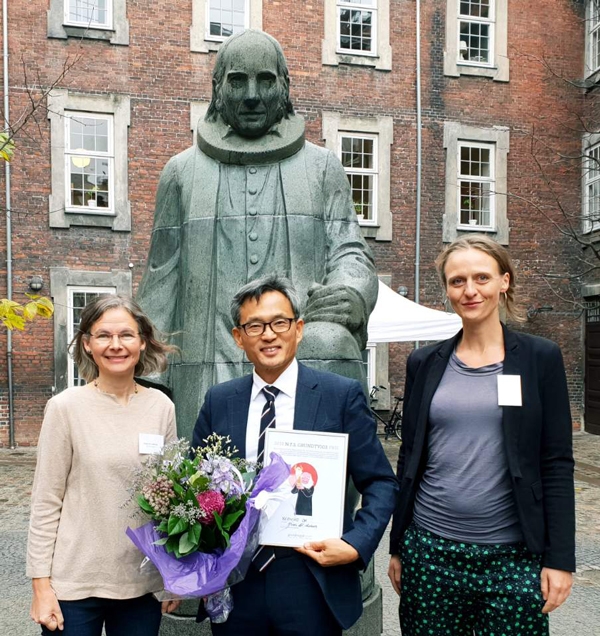 ▲코펜하겐 그룬트비 동상 앞에서 올해의 그룬트비상 수상자 오연호 대표가 그룬트비 포럼 간부들과 기념촬영을 하고 있다.