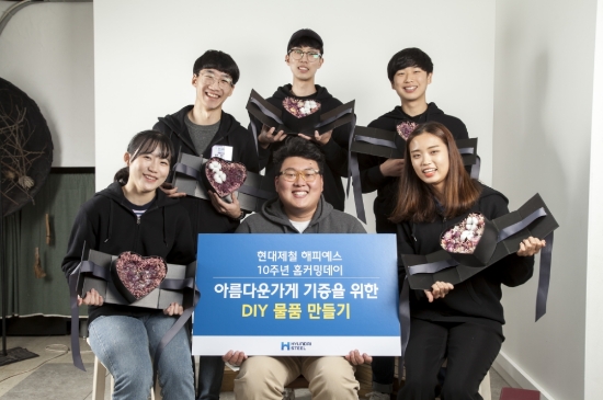 27일 현대제철 대학생 봉사단 ‘해피예스’ 단원들이 서울시 영등포구 문래동 예술촌에 위치한 공방에서 기부할 공예품을 만들고 있다. 사진=현대제철.