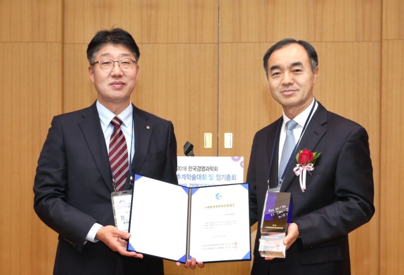 △LG유플러스는 국내 경영과학 분야를 대표하는 최고 권위의 상인 ‘2018 조해형 경영과학응용대상’ 수상기업으로 선정됐다고 밝혔다. 26일 연세대학교에서 열린 시상식에서 김훈 LG유플러스 네트워크 부문 전무(왼쪽)가 조해형 경영과학응용대상을 수상하고 있는 모습.