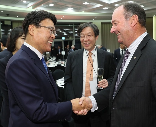 29일 부산 누리마루APEC하우스에서 열린 '한-호주 경제협력위원회 환영만찬'에서 최정우 위원장(왼쪽)과 마크베일 위원장(오른쪽)이 만나 악수하고 있다. 출처=전경련.