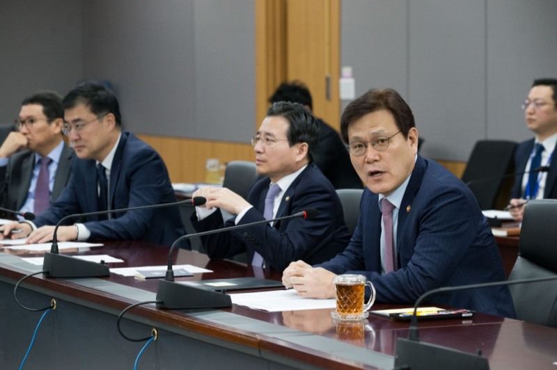 최종구 금융위원장이 30일 정부서울청사에서 열린 긴급간부회의에서 발언하고 있다. 사진=금융위원회