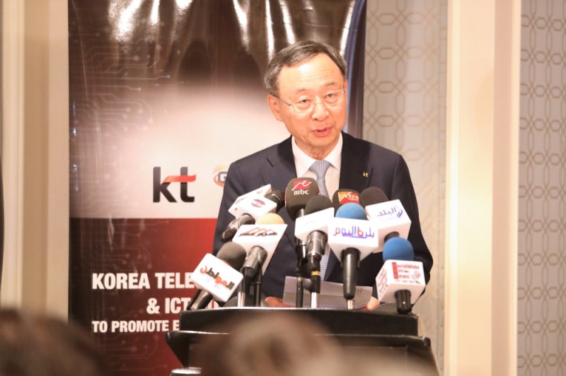 △지난 29일 오후(현지시간) 이집트 카이로 포시즌스 호텔에서 열린 ‘이집트 기가 와이어 개통식’에서 KT 황창규 회장(사진 가운데)이 이집트 현지 기자들의 질문에 답변하고 있다.
