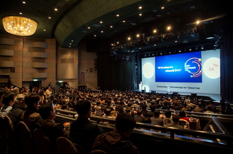 △SK텔레콤은 30~31일 이틀 간 서울 광진구 워커힐 호텔에서 SK그룹 13개 관계사의 ICT 기술과 서비스를 공유하는 ‘SK ICT 테크 서밋 2018’을 개최한다고 밝혔다.