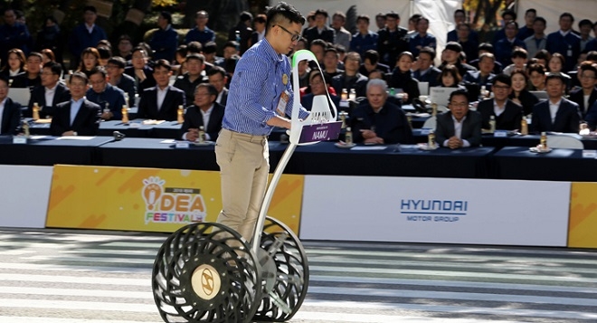 30일 현대기아차 R&D 아이디어 페스티벌에서 대상을 수상한 'NAMU'가 작품을 시연하고 있다. 출처=현대기아차.