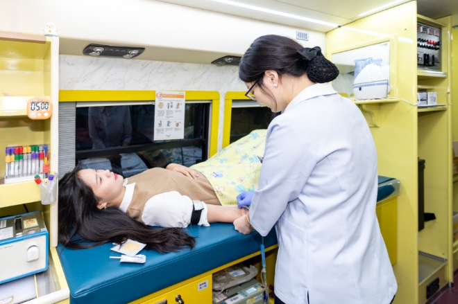 애큐온저축은행 직원이 30일 서울 본점 영업점에 마련된 헌혈 버스에서 헌혈을 하고 있다. / 사진 = 애큐온저축은행
