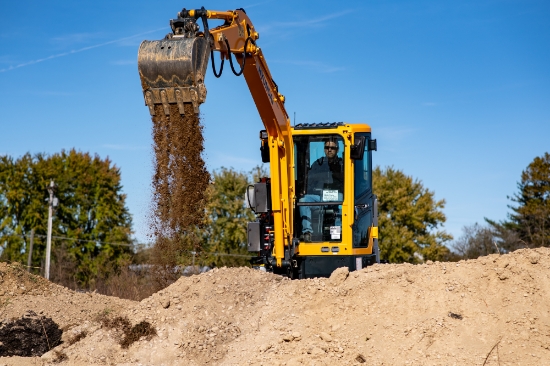 현대건설기계가 미국 커민스社와 함께 개발한 3.5톤급 전기 미니굴삭기 모습. 사진=현대건설기계.