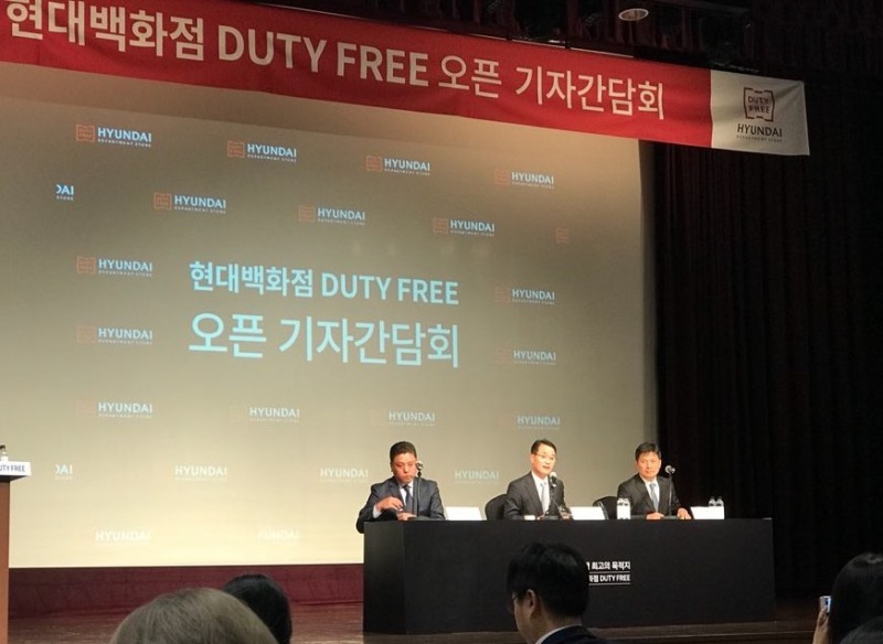 (사진 가운데) 황해연 현대백화점면세점 대표이사. /사진=구혜린 기자