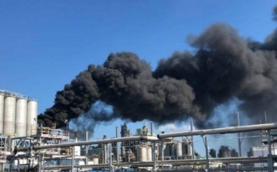 울산시 남구 상개동 롯데케미칼 1공장에서 발생한 화재 현장. 사진=온라인커뮤니티.