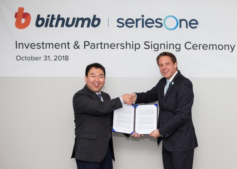 허백영 빗썸 대표(왼쪽)와 마이클 밀덴버거 시리즈원 최고경영자(CEO)가 지난달 31일 서울 강남구 빗썸 본사에서 협약을 맺고 악수하고 있다./사진=빗썸