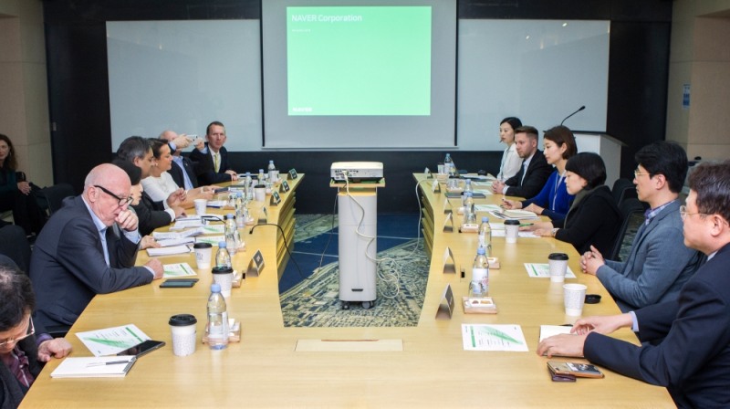 △10월 30일 경기도 성남시에 위치한 네이버 그린팩토리를 방문한 유럽의회 LIBE 대표단이 한성숙 네이버 대표, 이진규 개인정보보호책임자 등 관계자들과 의견을 교환하고 있다.