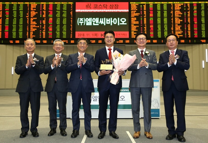 한국거래소 코스닥시장본부는 1일 오전 서울사옥 홍보관에서 인체조직 원재료를 수입해 수술재료로 가공하는 업체인 엘앤씨바이오의 코스닥시장 신규상장기념식을 개최했다. (왼쪽부터) 최규준 한국IR협의회 부회장, 고원종 DB금융투자 대표이사, 길재욱 한국거래소 코스닥시장위원장, 이환철 엘앤씨바이오 대표이사, 유상호 한국투자증권 대표이사, 송윤진 코스닥협회 부회장. 사진=한국거래소